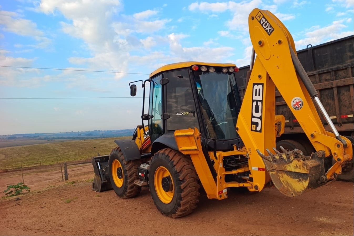 Retroescavadeira JCB 4CX ano 2024