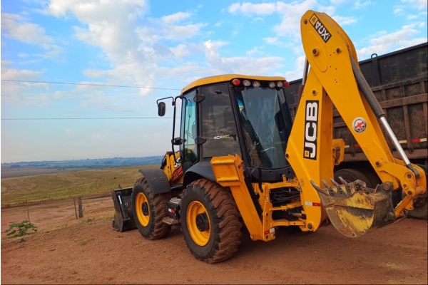 Retroescavadeira JCB 4CX ano 2024