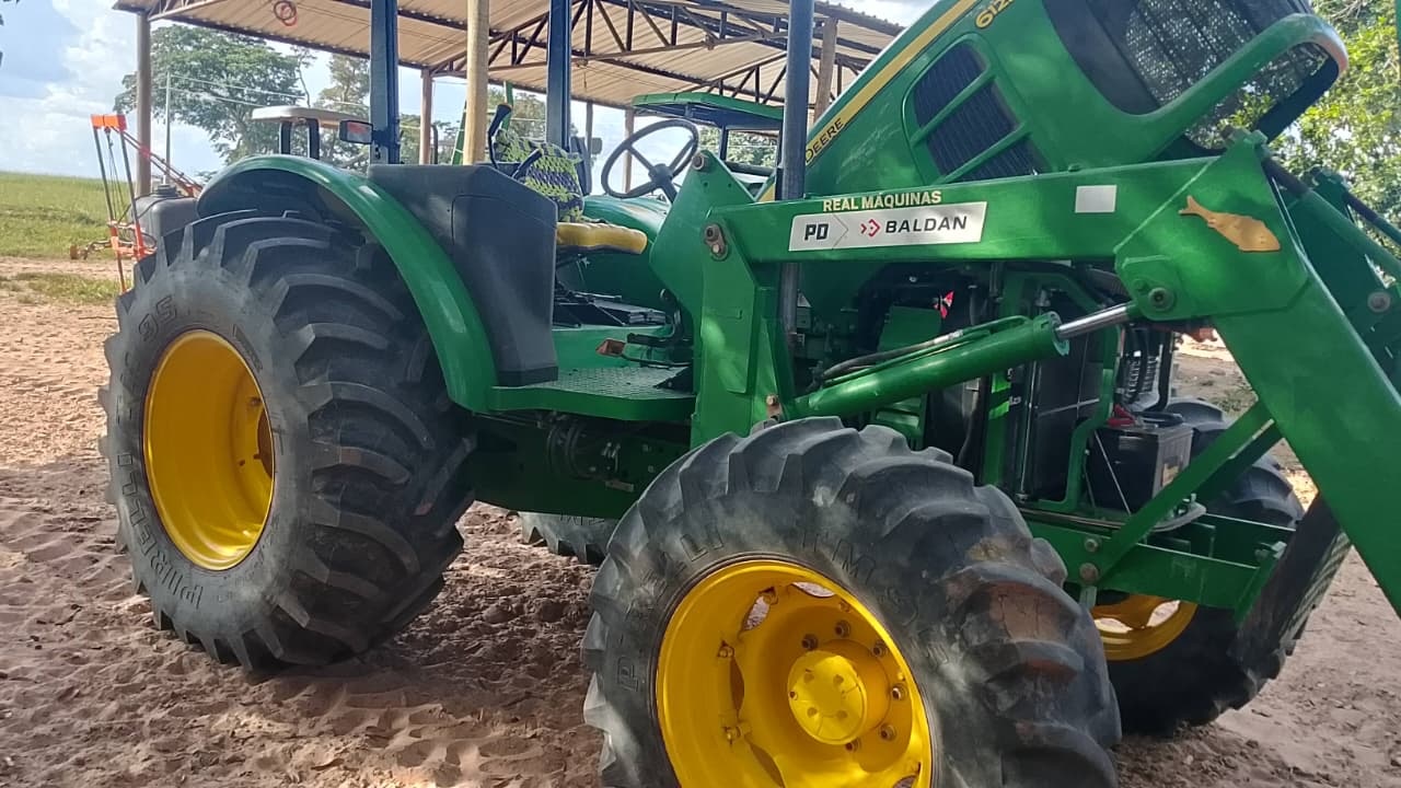 Trator John Deere 6125 J ano 2023