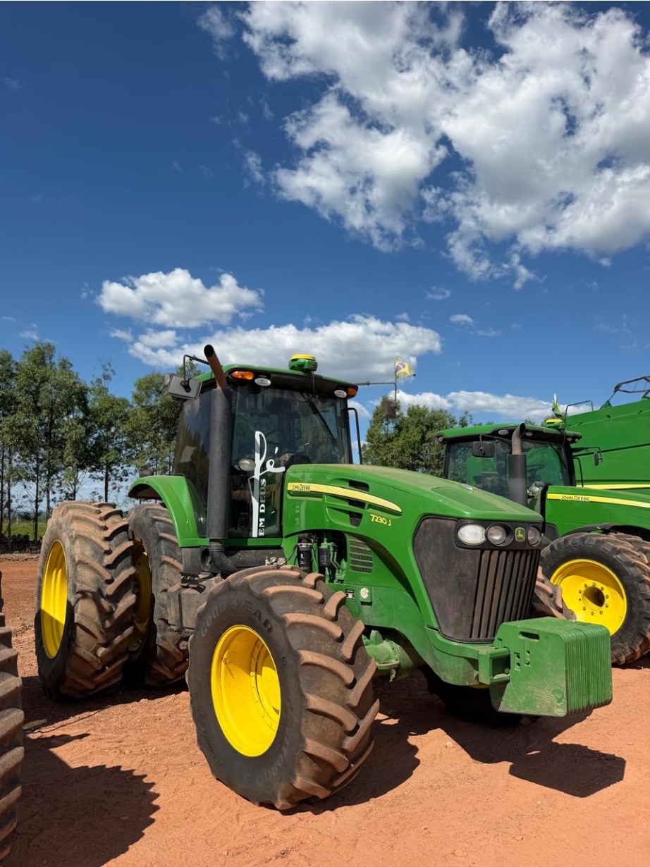 Trator John Deere 7230J ano 2022