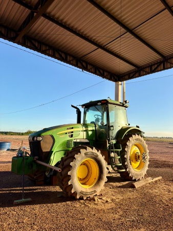 Trator John Deere 7230J ano 2023