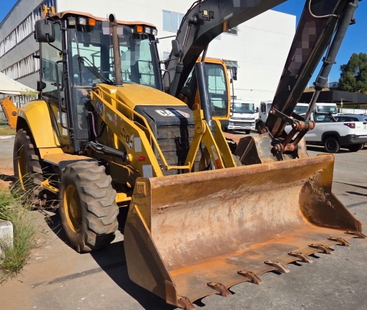 Retroescavadeira Caterpillar 416 ano 2021
