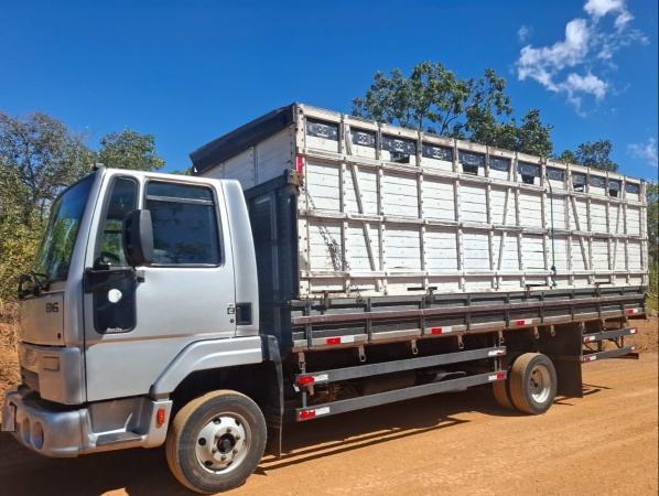 Caminhão Ford Cargo 816 ano 2013
