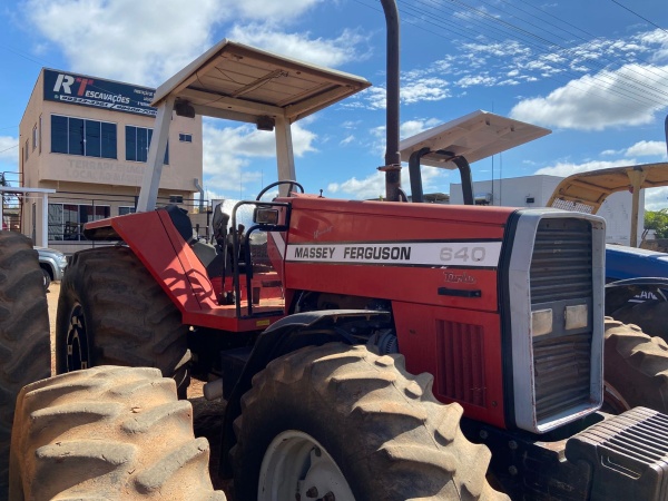 Trator Massey Ferguson MF 640