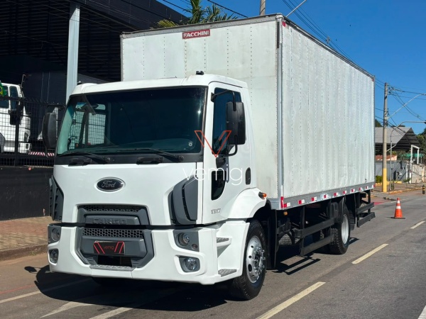 Caminhão Ford Cargo 1317E ano 2012