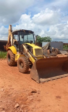 Retroescavadeira New Holland B95B ano 2011