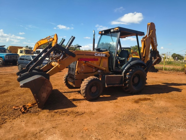 Retroescavadeira Case 580 N 