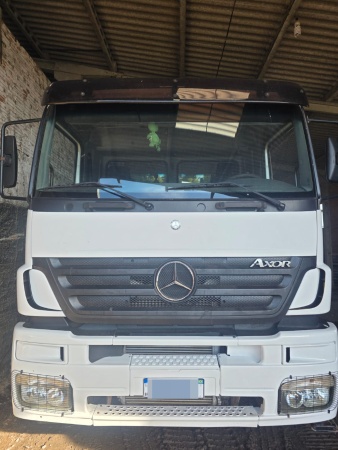 Caminhão Mercedes Benz 3340 axor ano 2006