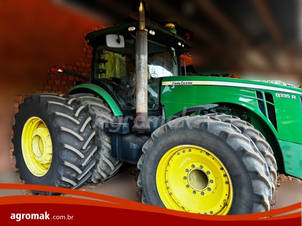 Trator John Deere 8335R ano 2012
