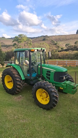 Trator John Deere 6110J ano 2010
