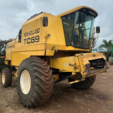 Colheitadeira New Holland TC 59 ano 2002