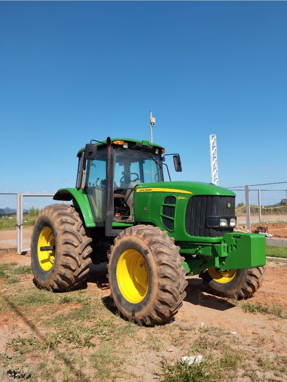 Trator John Deere 6180J ano 2016