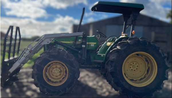 Trator John Deere 5603 ano 2009