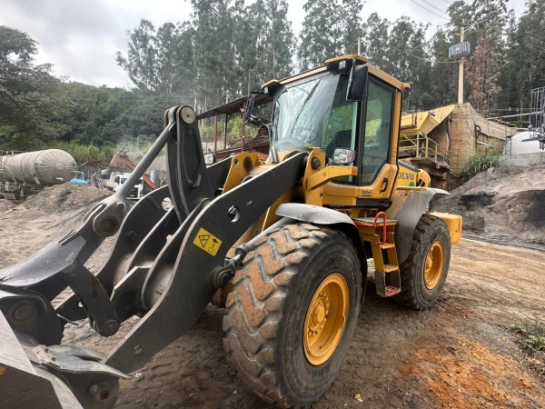 Pá Carregadeira Volvo L90F ano 2024