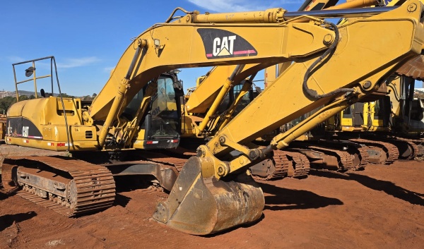 Escavadeira Caterpillar 320C ano 2004