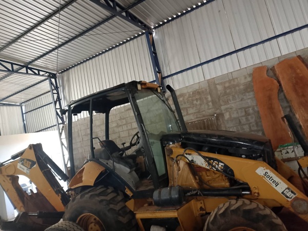 Retroescavadeira Caterpillar 416 E ano 2007
