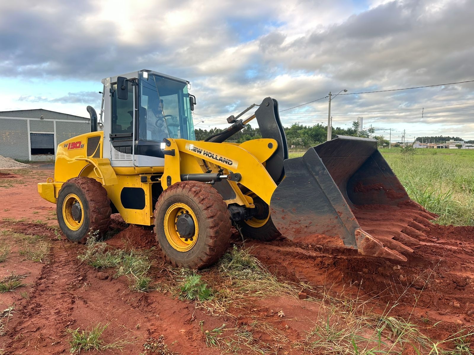 Pá Carregadeira New Holland W130B ano 2008
