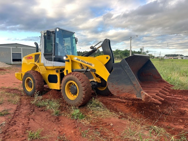 Pá Carregadeira New Holland W130B ano 2008