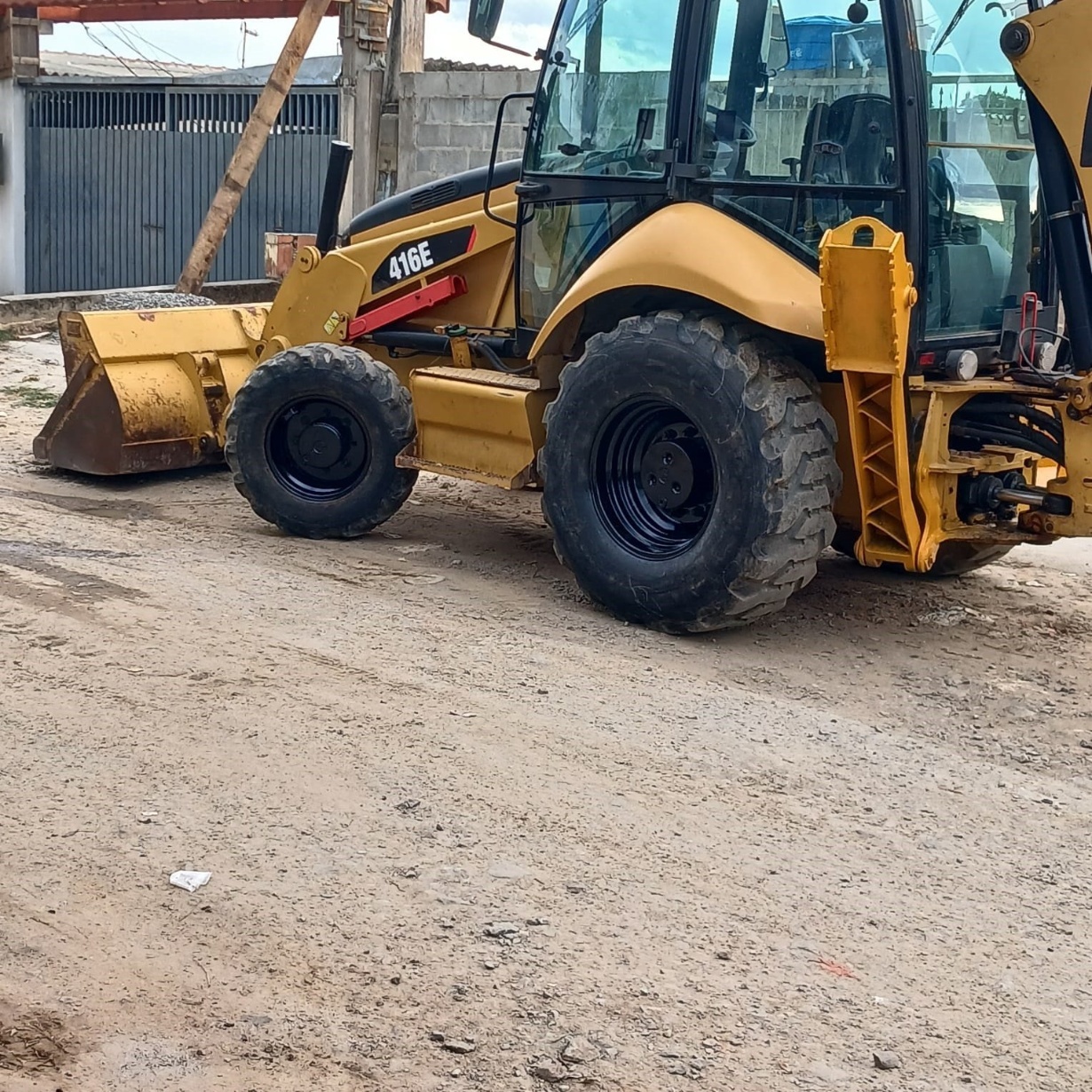 Retroescavadeira Caterpillar 416 E ano 2015