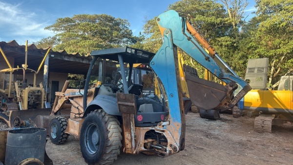 Retroescavadeira Case 580 M ano 2010 - 580 M - Máquinas de Linha Amarela