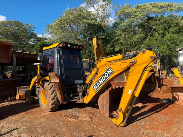 Retroescavadeira Randon RD406 4x4 ano 2015