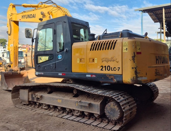 Escavadeira Hyundai R210LC-7 ano 2010