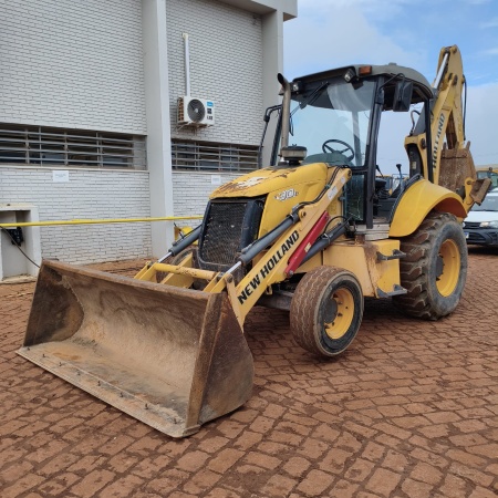 Retroescavadeira New Holland B90B ano 2016