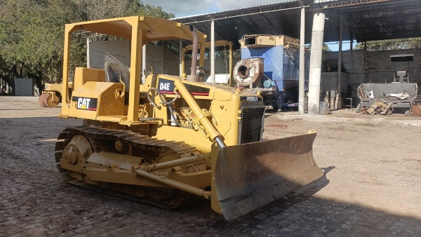 Trator de Esteira Caterpillar D4E