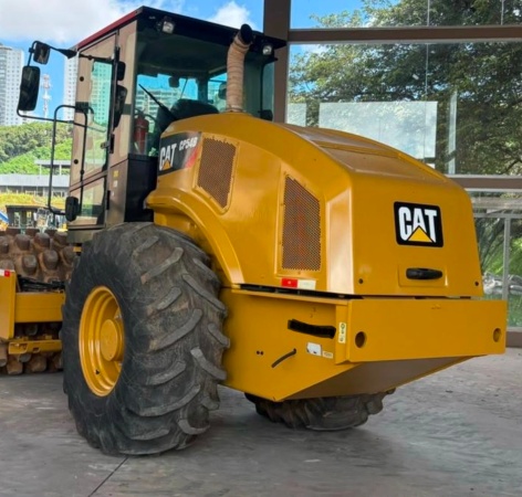 Rolo Compactador Caterpillar CP54B ano 2020
