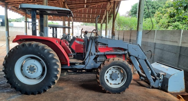 Trator Massey Ferguson MF 4275 ano 2013
