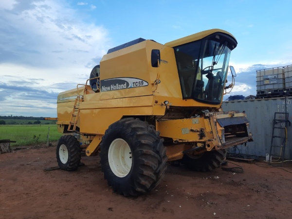 Colheitadeira New Holland TC 59 ano 2003