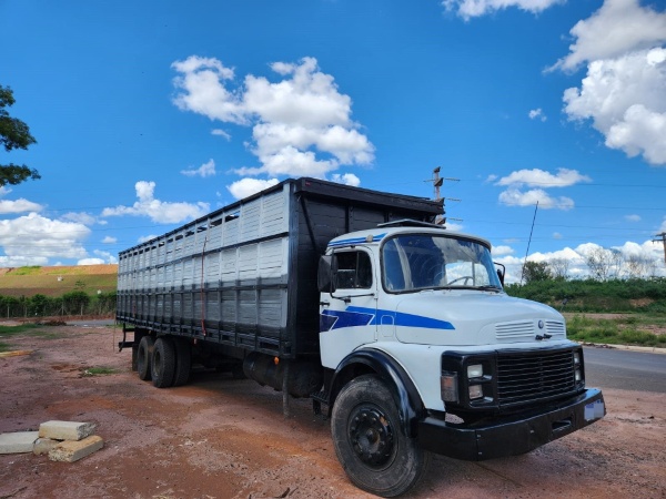 Caminhão Mercedes Benz L-1113 6X2 3E 2P ano 1981