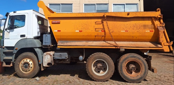 Caminhão Mercedes Benz AXOR 4144K6X4 ano 2010
