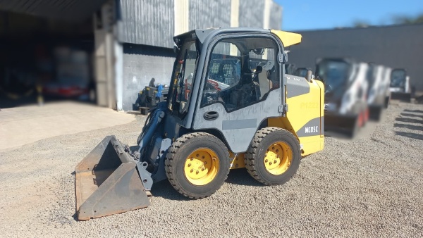 Mini Carregadeira Volvo MC85C ano 2013