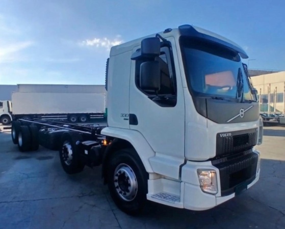 Caminhão Volvo VM330 ano 2021