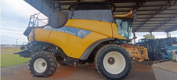 Colheitadeira New Holland CR 9060 ano 2012
