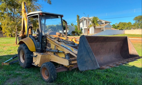 Retroescavadeira New Holland LB 90 ano 2006