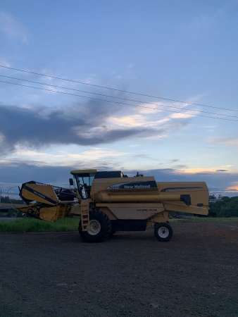 Colheitadeira New Holland TC 57 ano 2004
