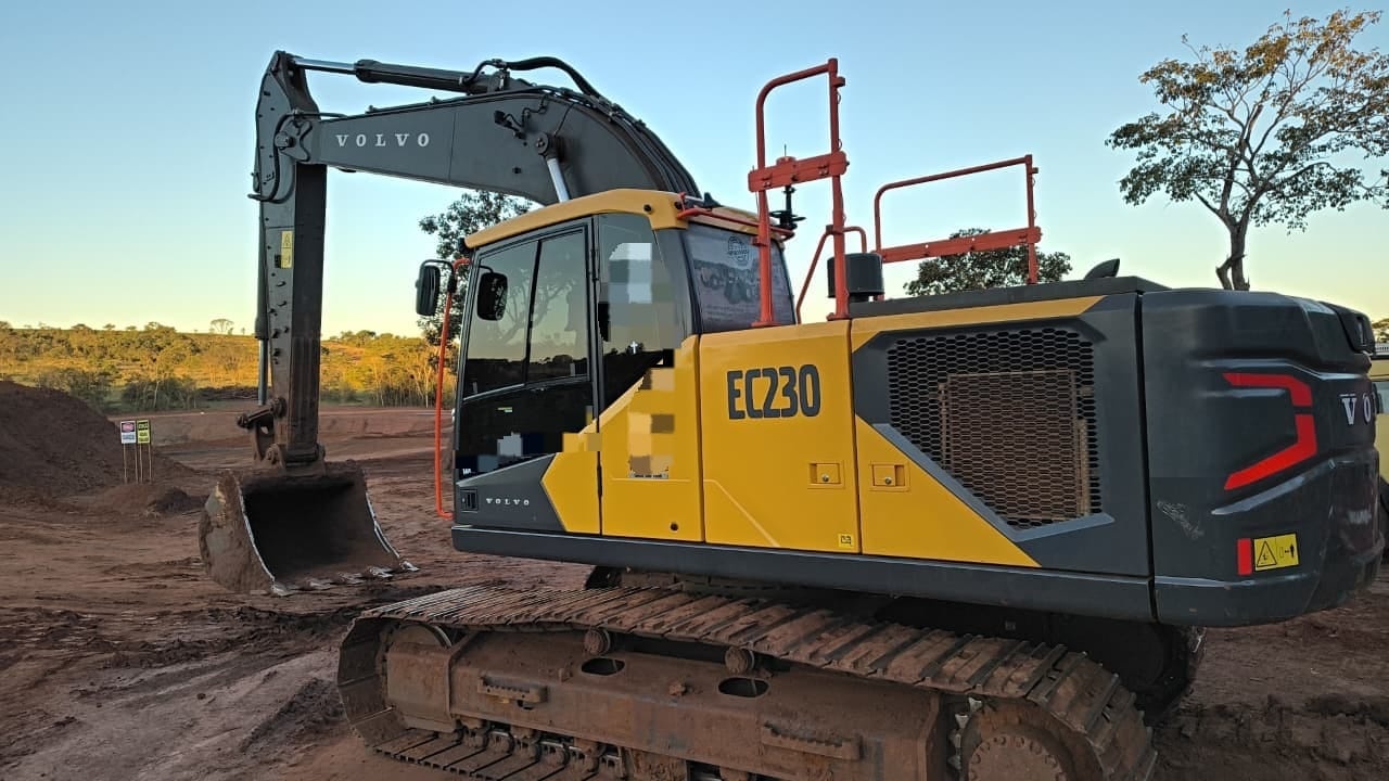 Escavadeira Volvo EC230 ano 2025