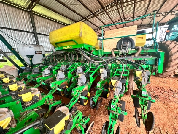 Plantadeira John Deere 2122 ano 2012