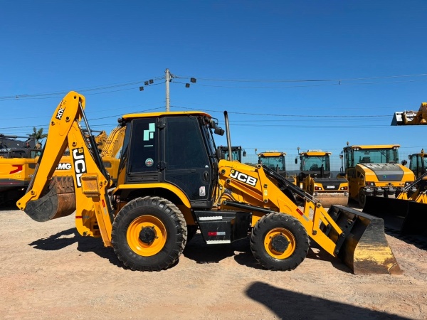 Retroescavadeira JCB 3CX ano 2025 - 3CX - Máquinas de Linha Amarela