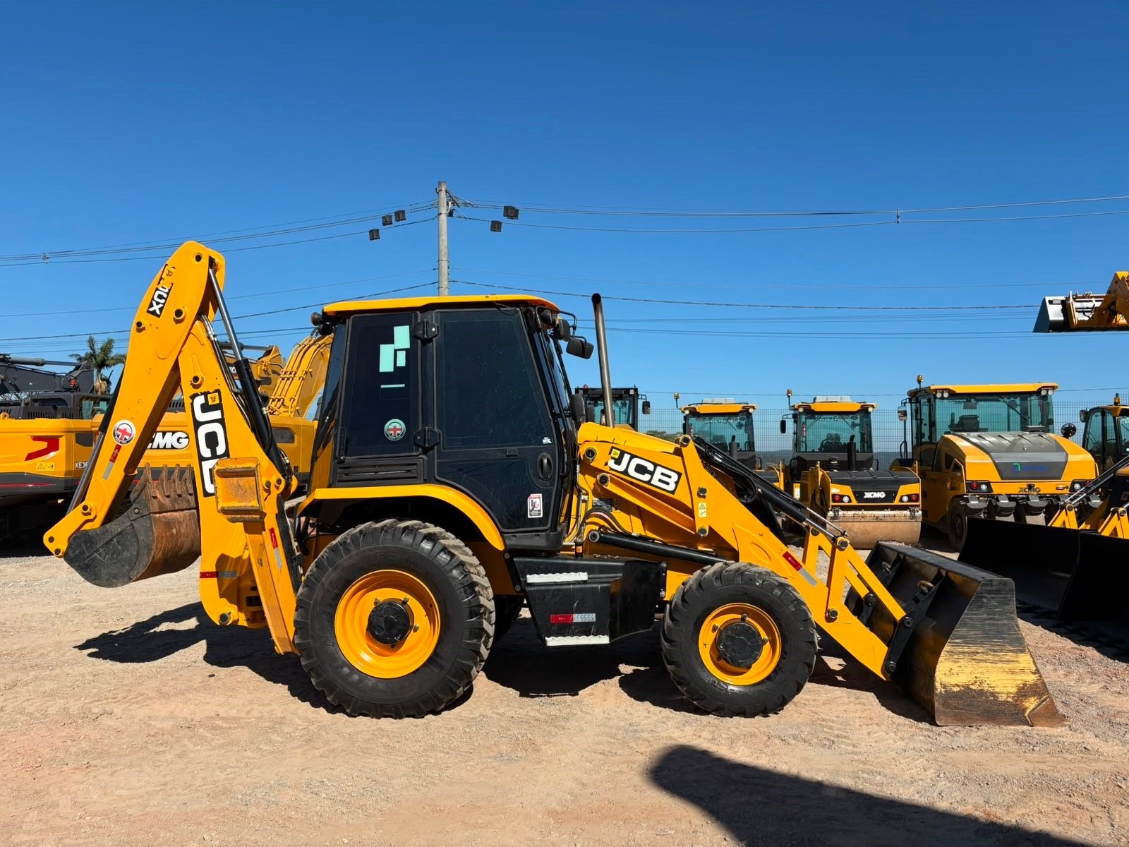 Retroescavadeira JCB 3CX ano 2025