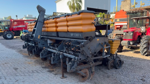 Plantadeira Valtra BP 1307L ano 2009