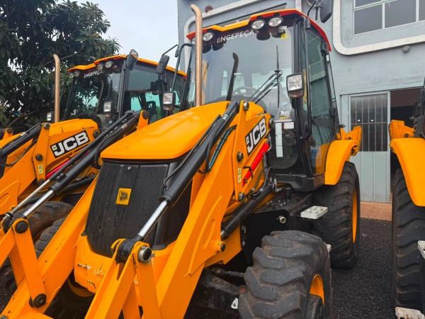 Retroescavadeira JCB 3CX ano 2024