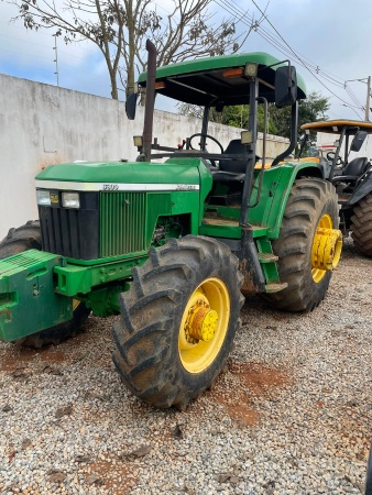Trator John Deere 6300 ano 2001