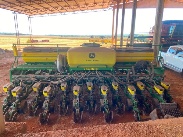Plantadeira John Deere 2113 CCS ano 2022 - 2113 CCS - Implementos para Plantio