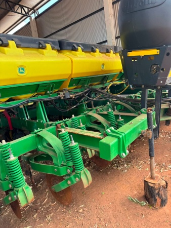 Plantadeira John Deere 2130 ano 2020 - 2130 - Implementos para Plantio