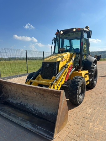 Retroescavadeira New Holland B95B ano 2023