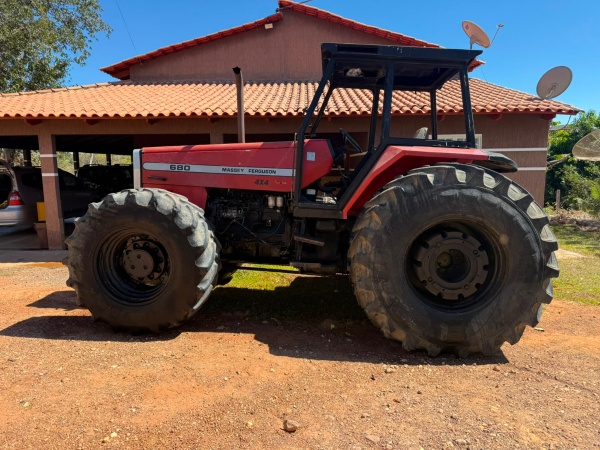 Trator Massey Ferguson MF 680 ano 2000