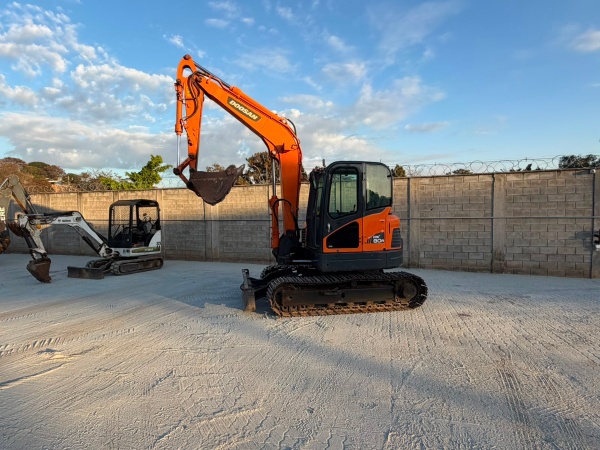 Escavadeira Doosan DX80R ano 2022